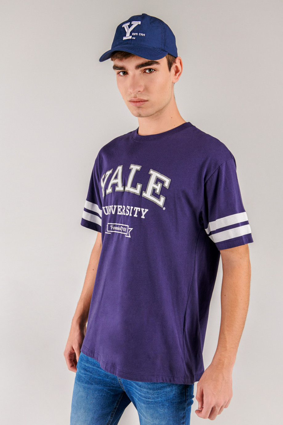 Camiseta azul oscura con estampado de Yale y mangas cortas con franjas