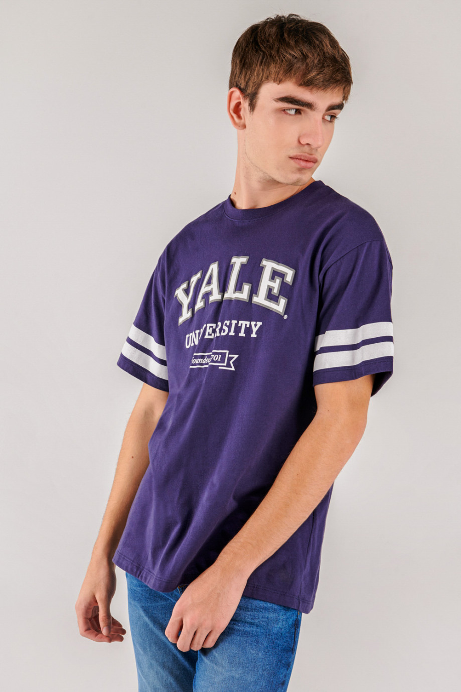 Camiseta azul oscura con estampado de Yale y mangas cortas con franjas