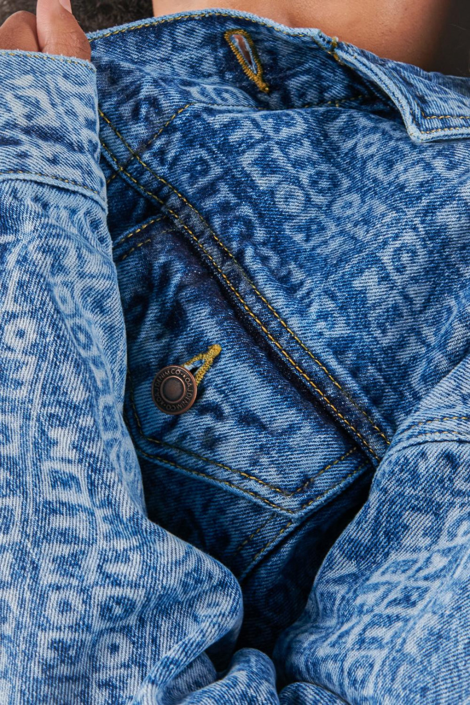 Chaqueta azul medio en jean con diseños de Cartoon Network