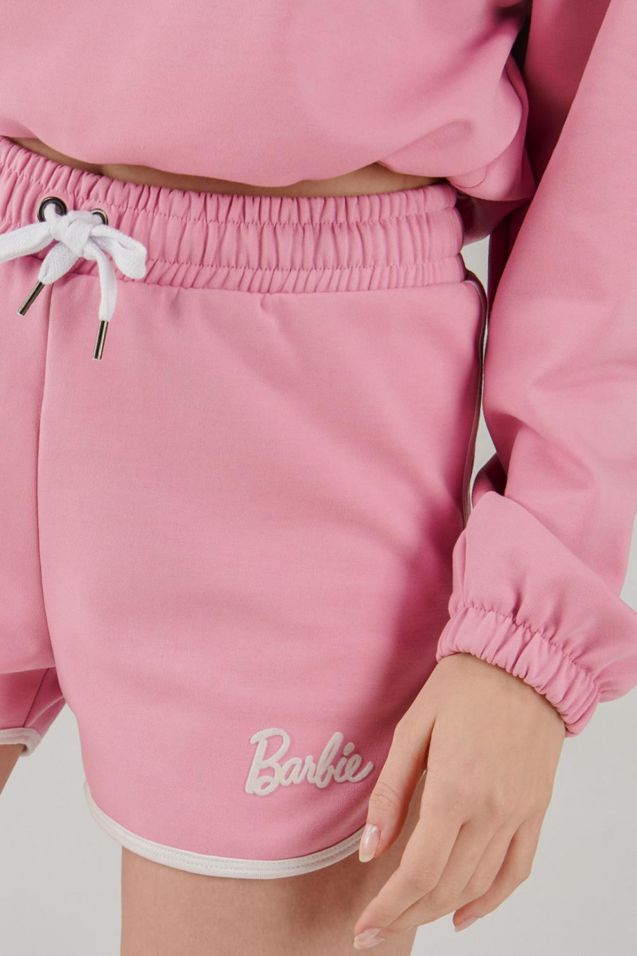 Short deportivo rosado medio con estampado blanco de Barbie