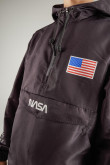 Chaqueta negra liviana con capota y estampados de NASA