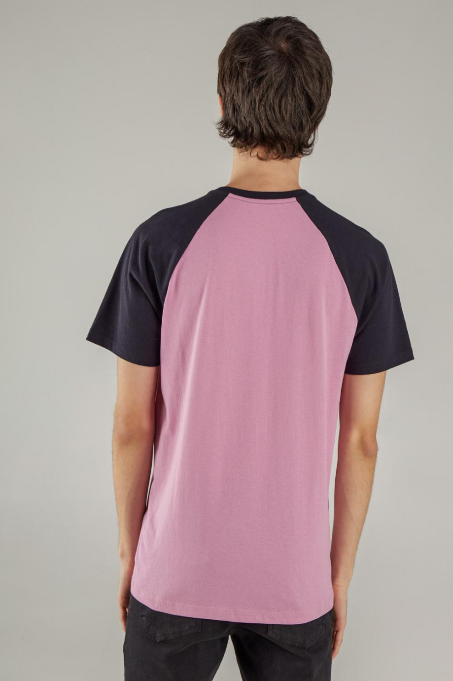 Camiseta, manga ranglan, estampado minimalista en frente.