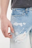 Bermuda slim en jean azul clara con rotos y detalles en láser