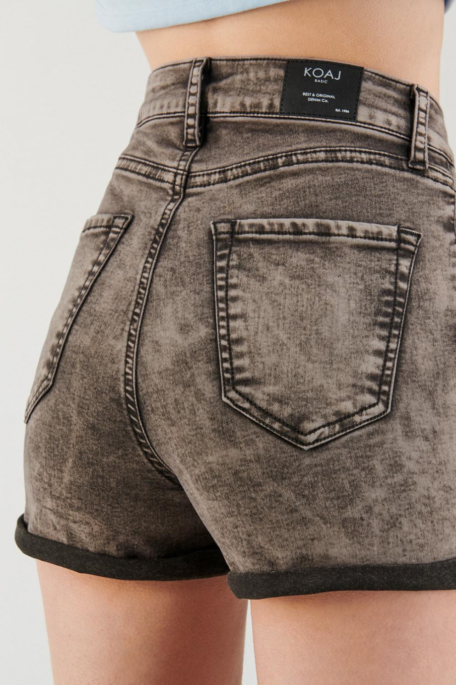 Short en jean tiro medio gris oscuro con bordes en contraste
