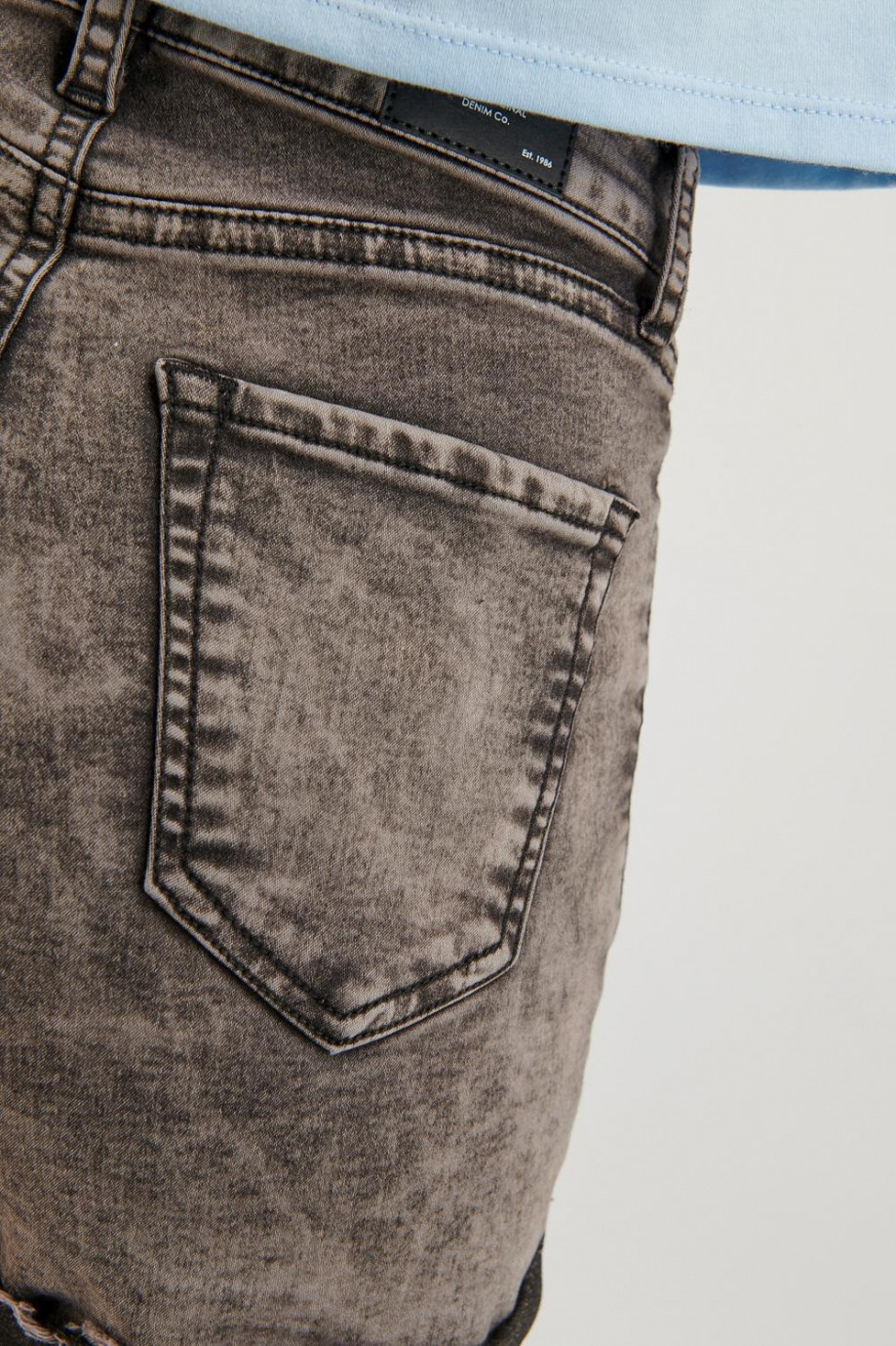 Short en jean tiro medio gris oscuro con bordes en contraste