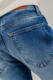 Bermuda en jean azul claro con rotos y doblez en mangas