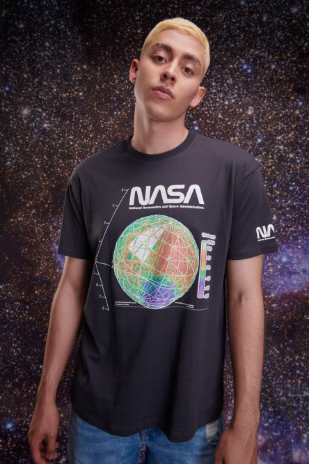 Camiseta manga corta gris intenso con estampados de NASA