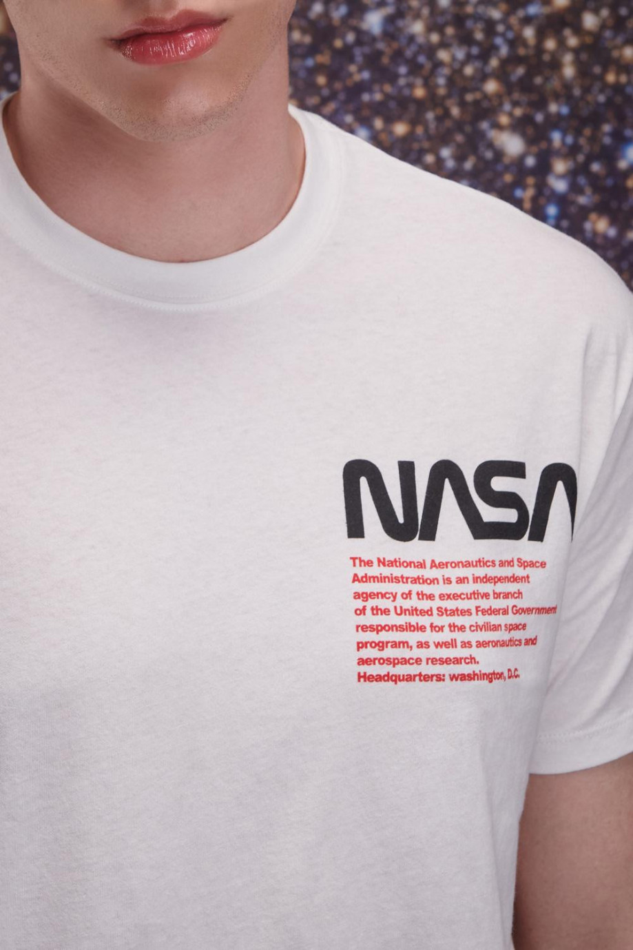 Camiseta crema clara con estampados de NASA y cuello redondo