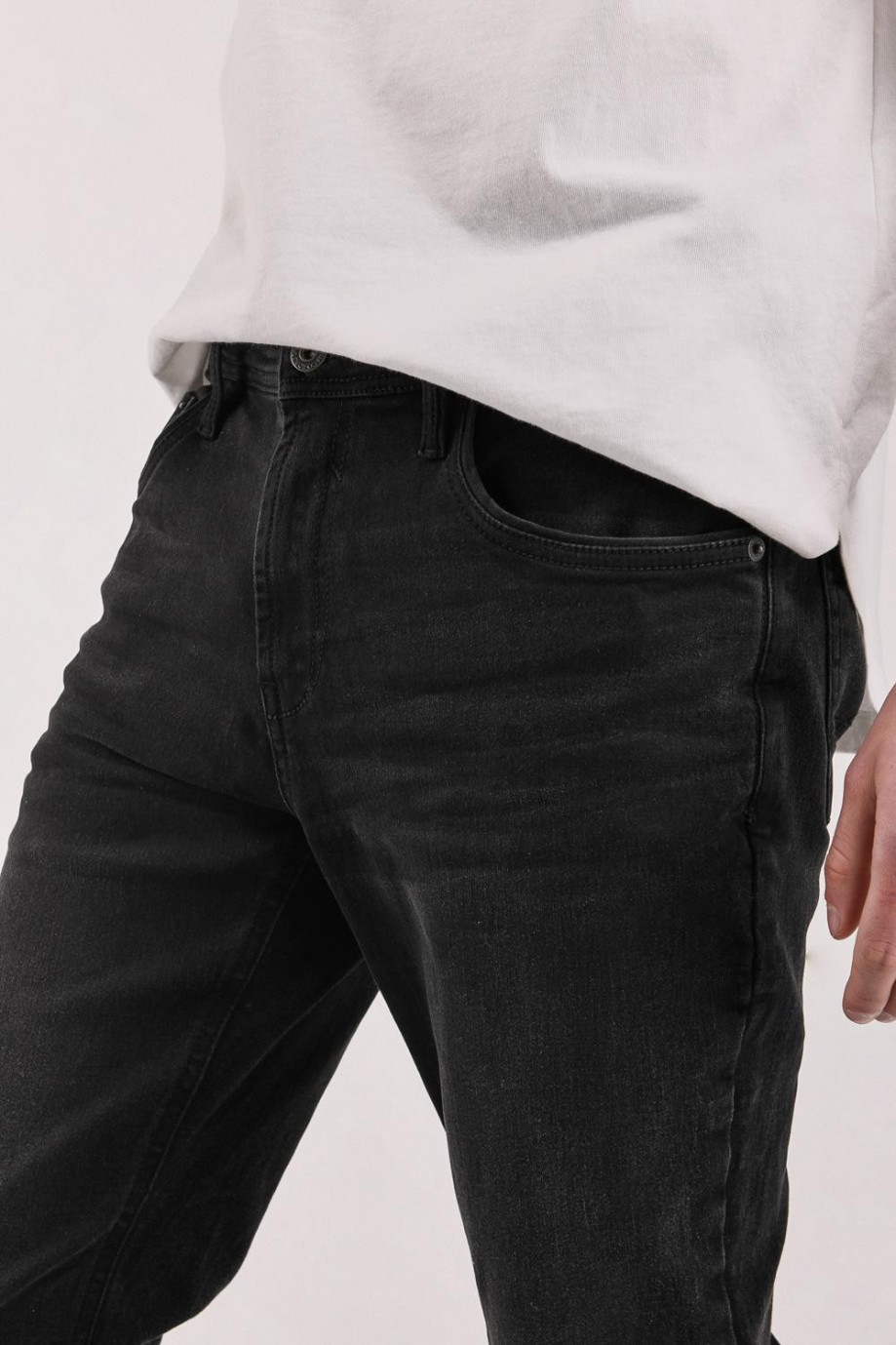 Jean skinny tiro bajo negro con botón metálico en la cintura
