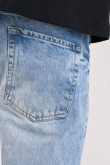 Jean 90S azul claro con tiro bajo y 5 bolsillos