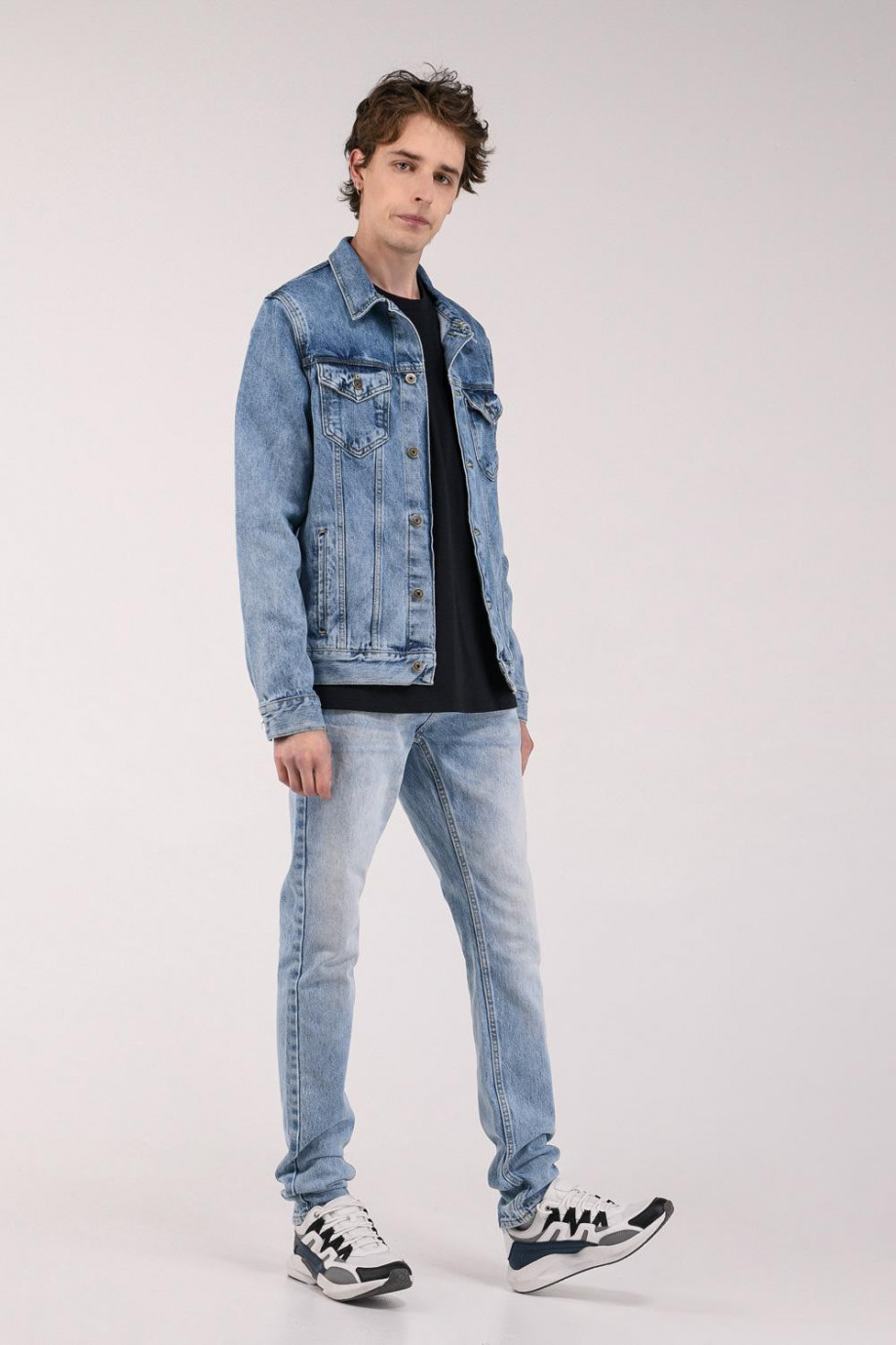 Chaqueta en jean azul medio con diseños de Johnny Bravo
