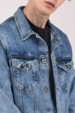 Chaqueta en jean azul medio con diseños de Johnny Bravo
