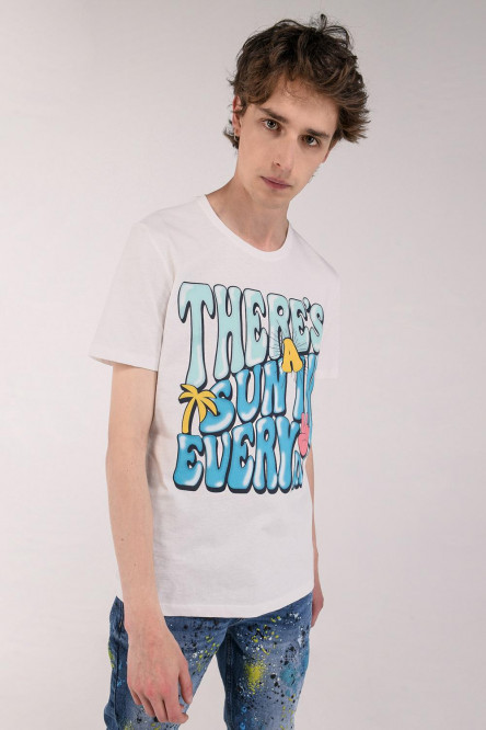 Camiseta unicolor cuello redondo con diseño estampado en frente
