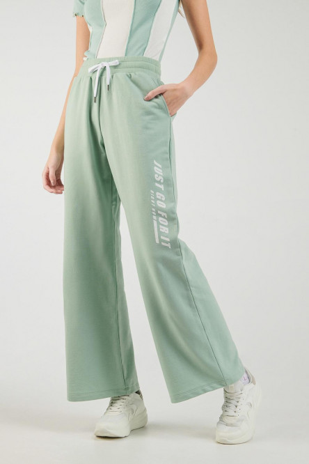 Pantalón amplio verde claro con estampado de letras y bota ancha