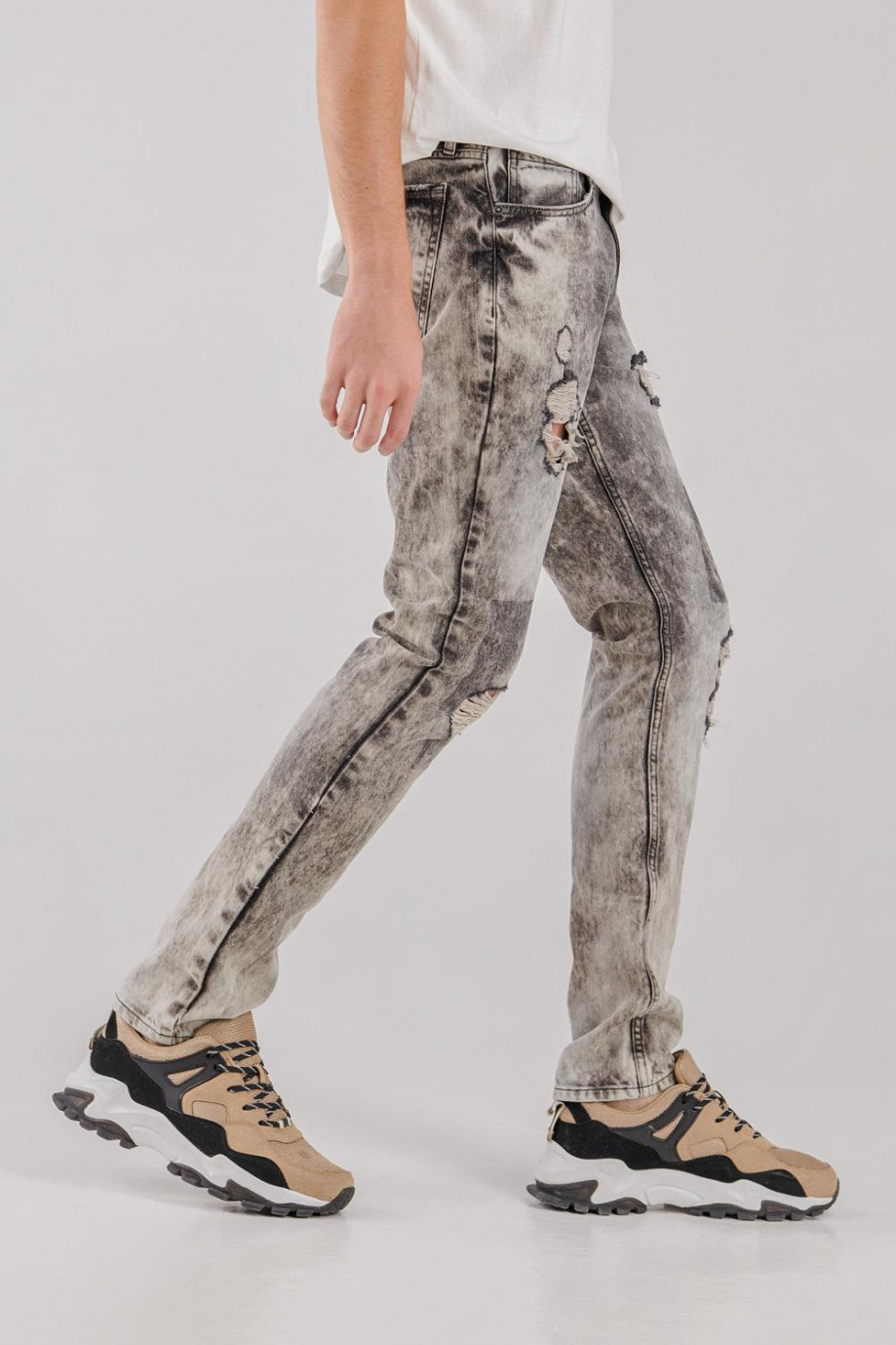 Jean skinny gris oscuro con rotos y detalles en láser