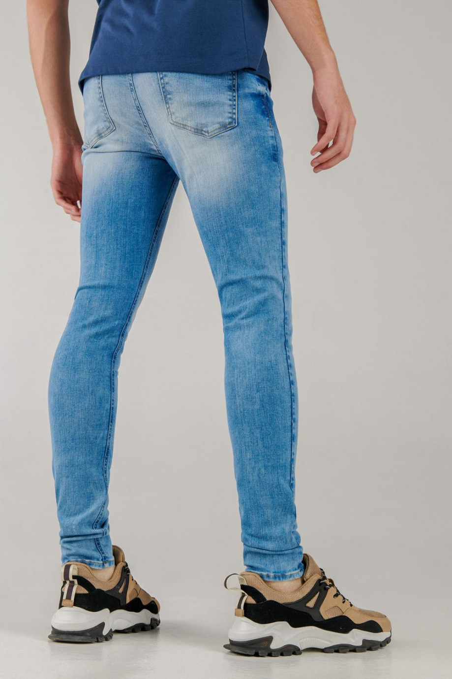 Jean tiro bajo súper skinny azul claro con desgastes de color