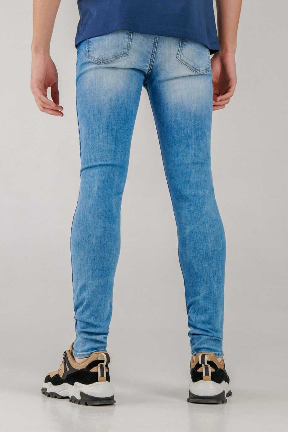 Jean tiro bajo súper skinny azul claro con desgastes de color