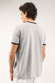 Camiseta, manga corta con cuello y puños en contraste, estampado en frente.