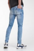 Jean súper skinny tiro bajo azul medio con rotos y desgastes de color