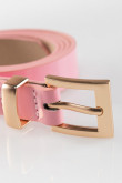 Cinturón sintético rosado claro con hebilla metálica cuadrada