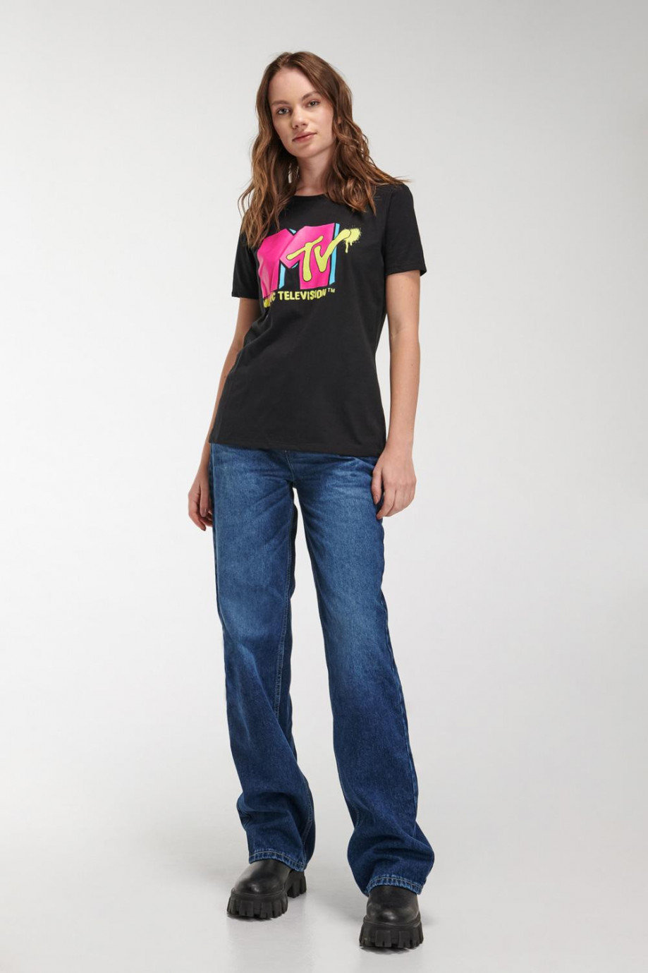 Camiseta manga corta negra con estampado de MTV