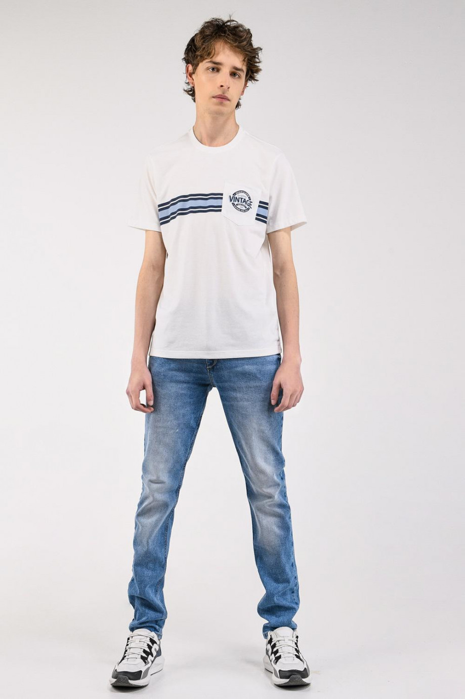 Camiseta crema claro manga corta con bolsillo y diseño de franjas