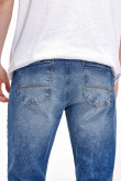 Jean azul medio súper skinny con roto en rodilla derecha