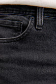 Jean slim gris oscuro con tiro bajo y costuras negras localizadas