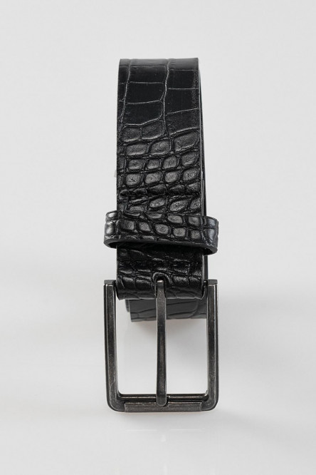 Cinturón negro con hebilla metálica cuadrada y texturas
