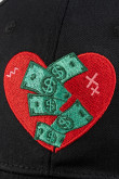 Cachucha negra con bordado de corazón rojo con billetes verdes