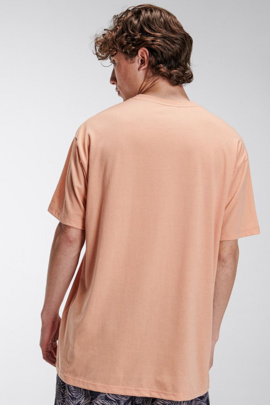 Camiseta estampada, cuello redondo, manga corta con bordado en frente