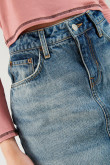 Falda azul medio tiro alto en jean con deshilado en bordes