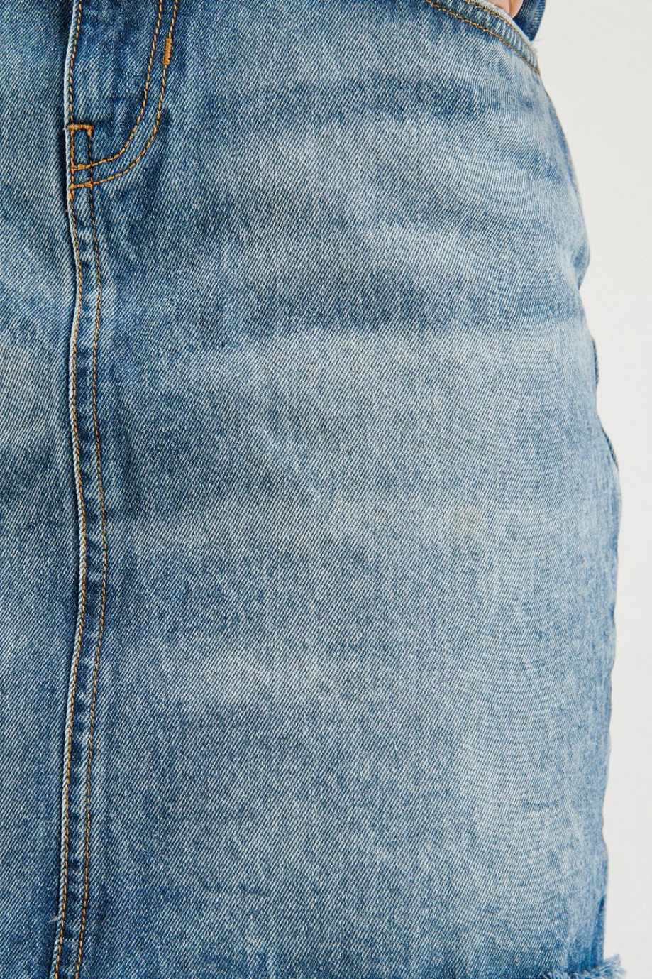 Falda azul medio tiro alto en jean con deshilado en bordes