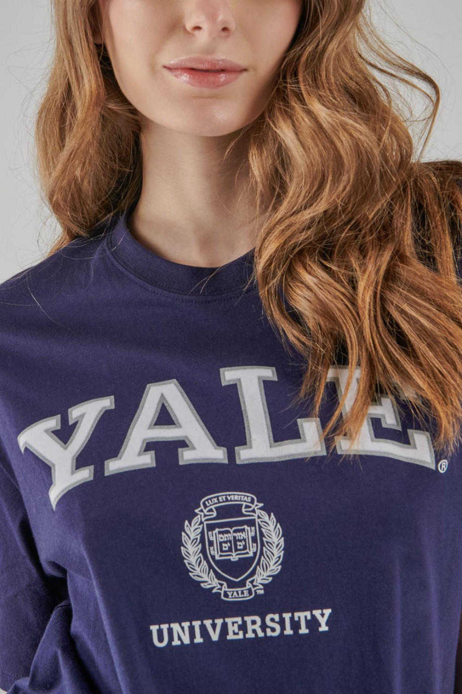 Camiseta azul oscura con estampado de Yale y manga corta