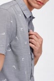 Camisa unicolor manga corta con figuras estampadas