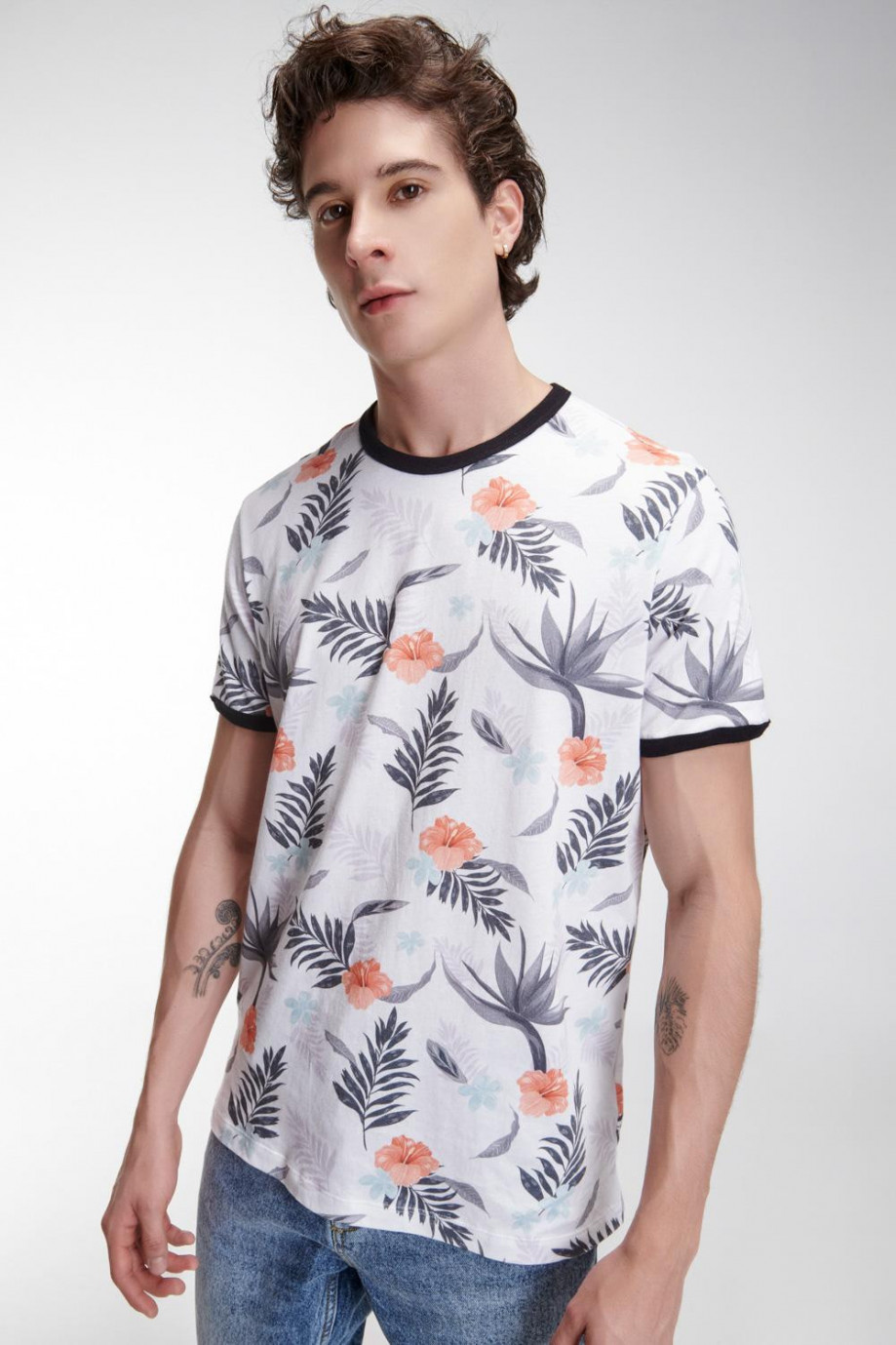 Camiseta manga corta crema con estampado de hojas y flores