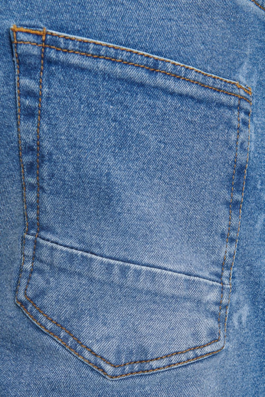 Jean carrot azul oscuro con rotos y detalles en láser