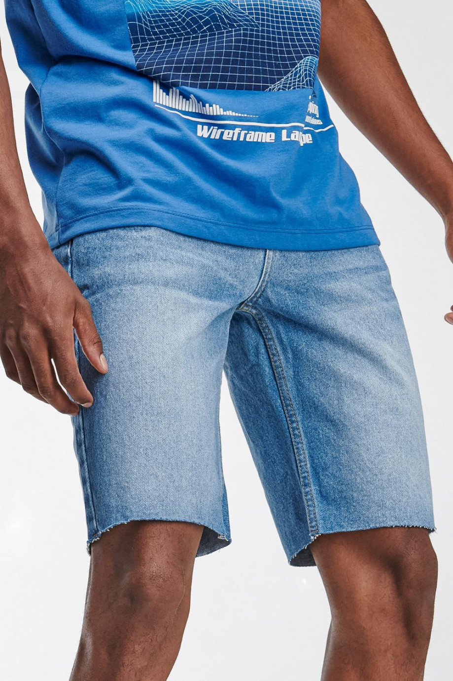 Bermuda tiro bajo en jean azul claro con cortes en bordes