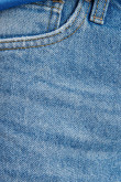 Bermuda tiro bajo en jean azul claro con cortes en bordes