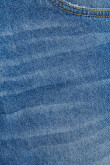 Jean 90´S azul medio tiro bajo con desgastes de color y 5 bolsillos
