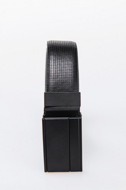 Cinturón negro con texturas y hebilla metálica rectangular
