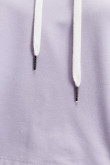 Buzo lila medio estampado con capota y manga en contraste
