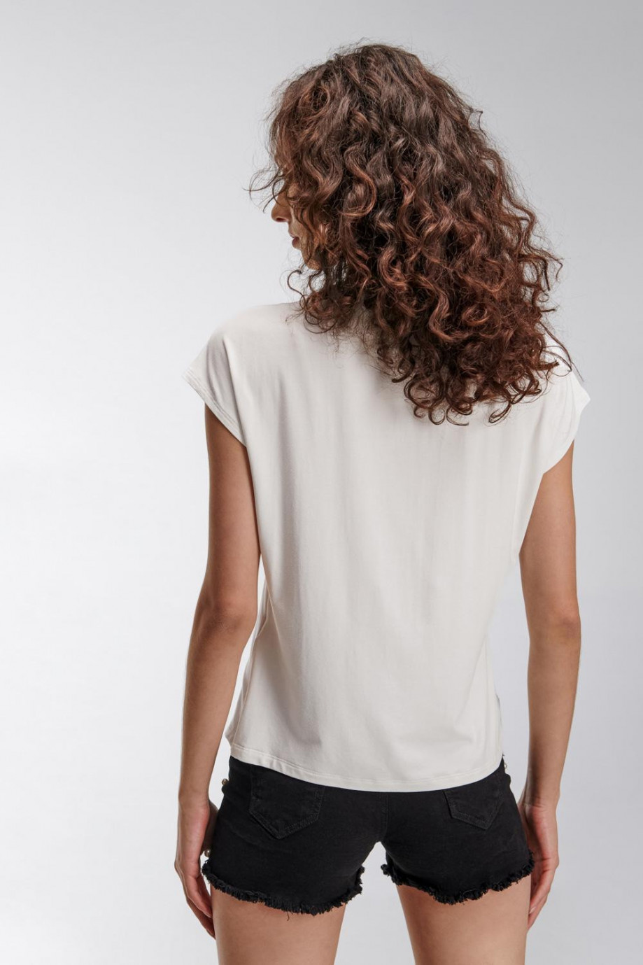 Camiseta manga sisa crema claro con estampado delantero