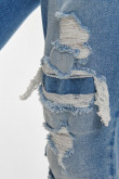 Jean carrot azul claro con rotos y parches localizados