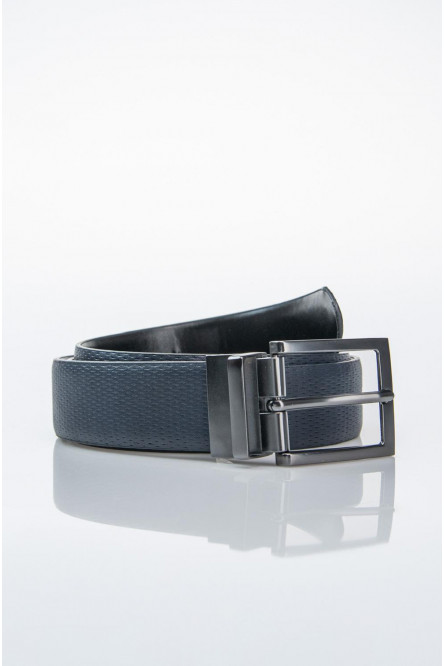 Cinturón negro con texturas y hebilla metálica cuadrada