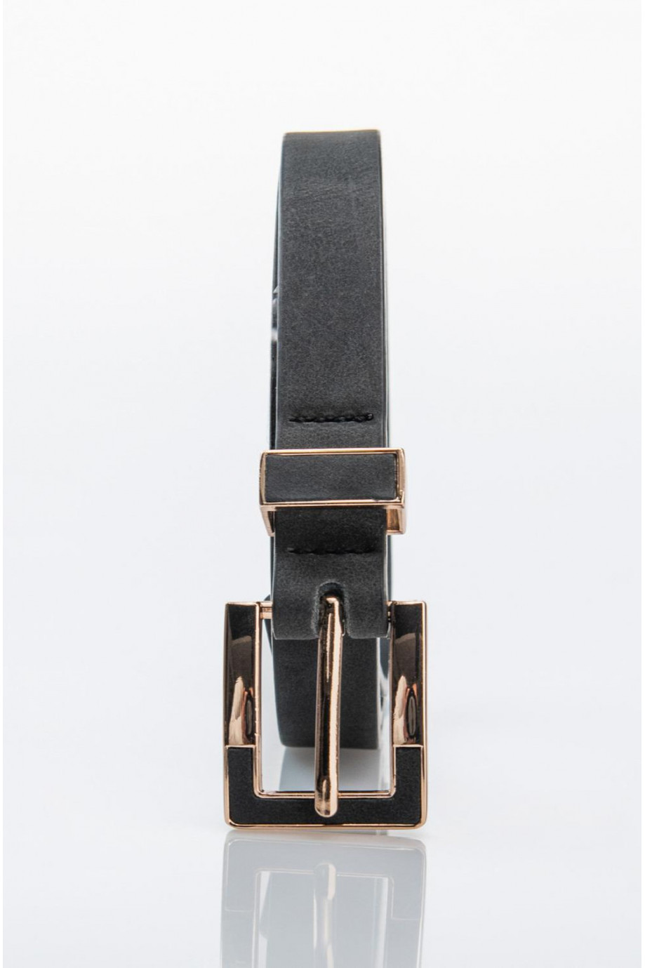 Cinturón negro con hebilla metálica dorada y pasador