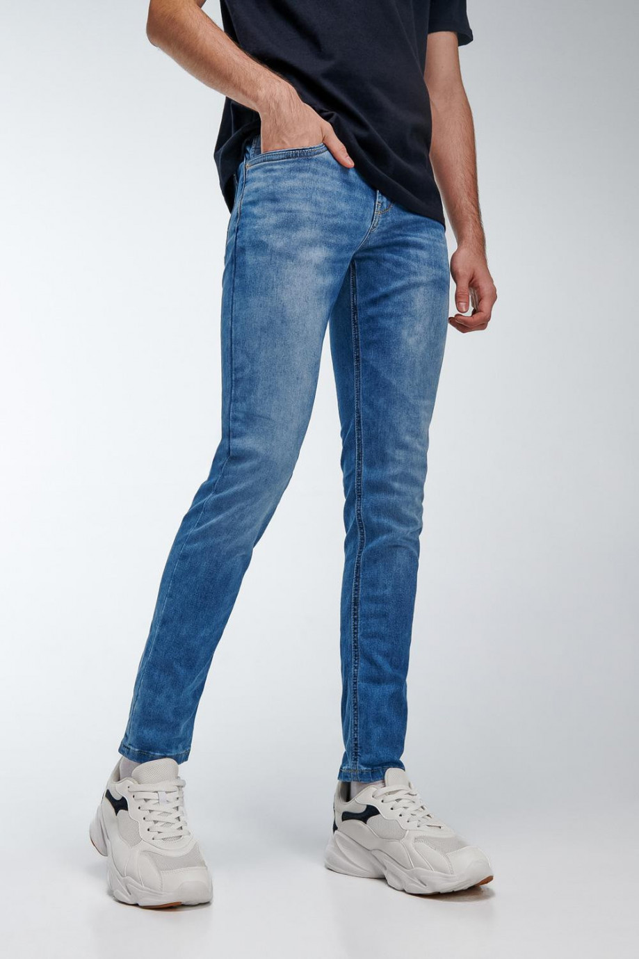 Jean azul medio skinny con costuras en contraste y tiro bajo