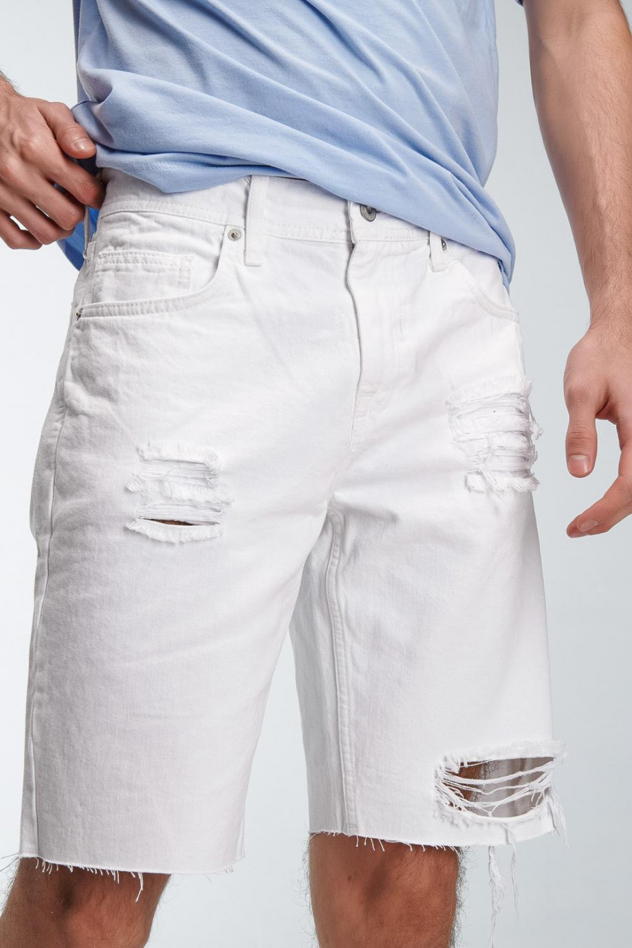 Bermuda en jean slim blanca tiro bajo con rotos delanteros
