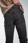 Jean slim gris oscuro con ajuste ceñido y bolsillos clásicos