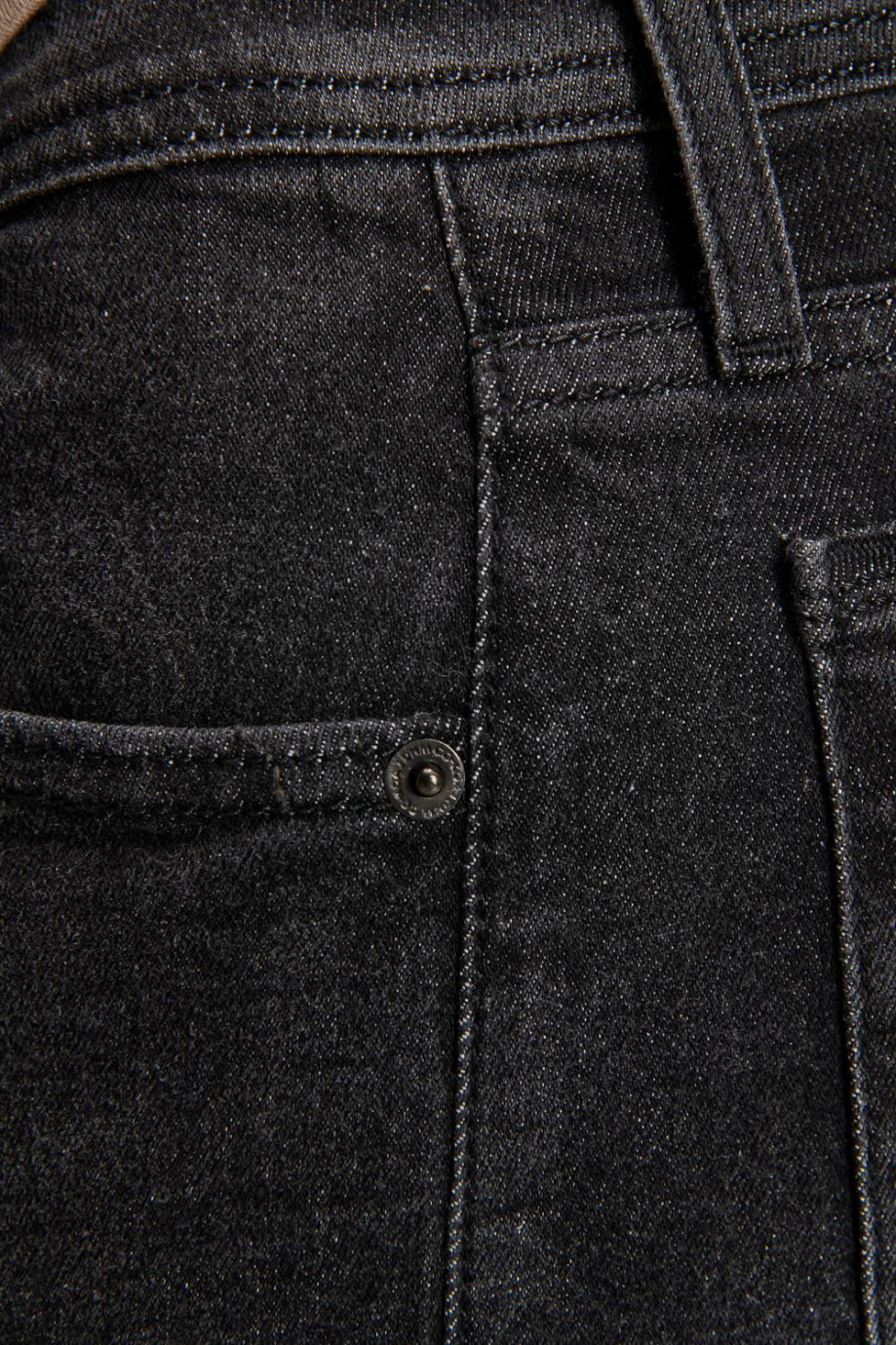 Jean slim gris oscuro con ajuste ceñido y bolsillos clásicos